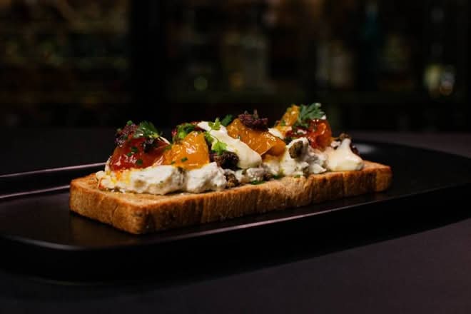 TARTINE RICOTTA ET TOMATES CONFITES (FRITES ET SALADE)