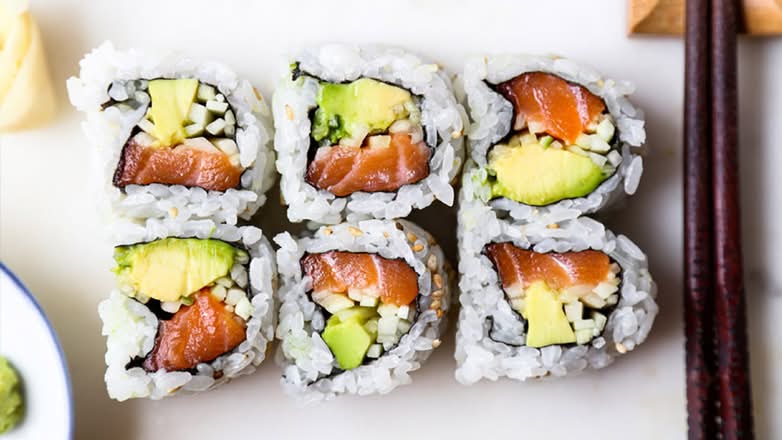 48. Salmon Avocado Roll (6 Pcs)