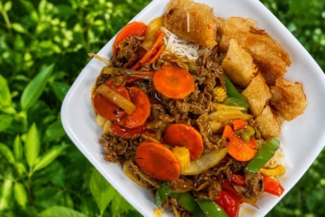 Rice Vermicelli with Spring Roll and Stir-Fried Curry Beef