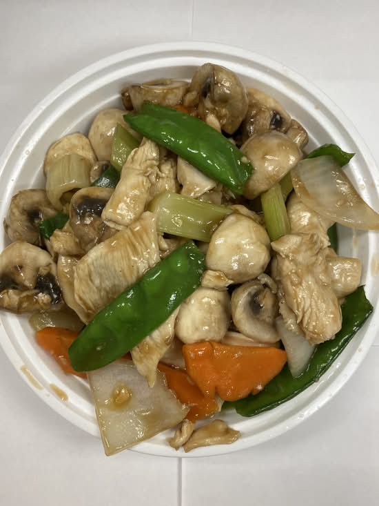 Chicken with Mushrooms (Moo Goo Guy Pan)