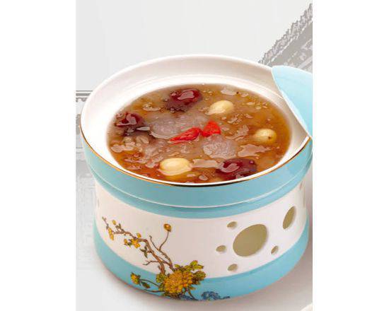 Stewed Hashima with Red Dates and Lotus Nuts and Peach Resin 红莲桃胶炖雪蛤