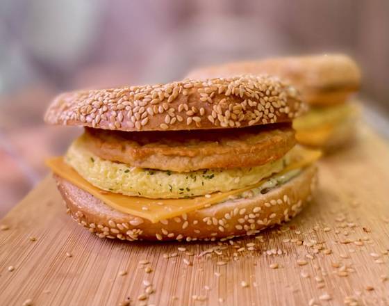 Bagel déjeuner aux saucisses œufs et Fromage