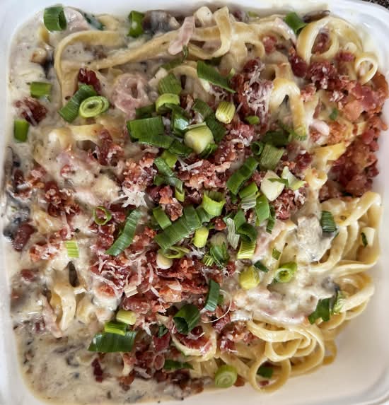 Fettuccine Carbonara Délicieux Avec Champignons, Jambon, Bacon/ Fettuccine Carbonara With Mushroom, Ham, Bacon