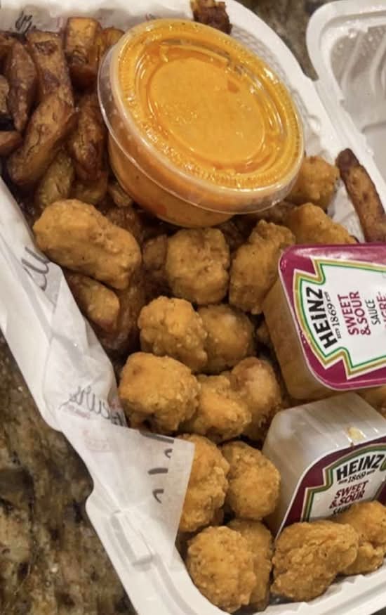 Poulet Pop-Corn et frites / Popcorn chicken & fries