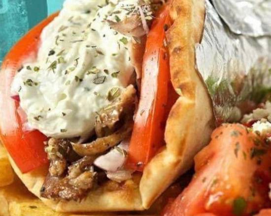 Souvlaki au poulet sur pita / Chicken Souvlaki on Pita