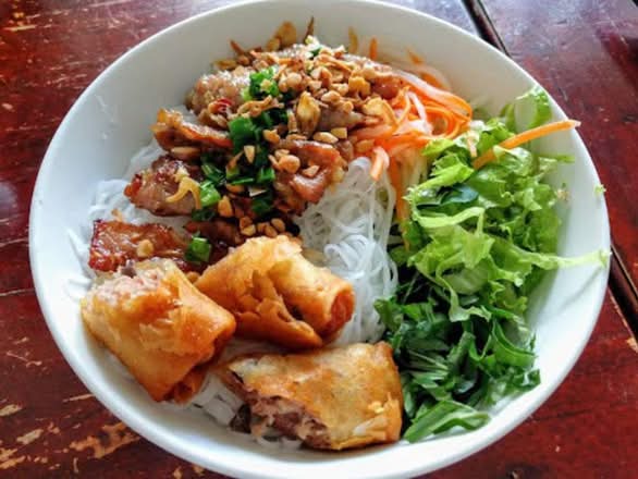 Bún thịt nướng, 1 chả nem/ vermicelli bowl with Vietnamese spring roll and grilled pork