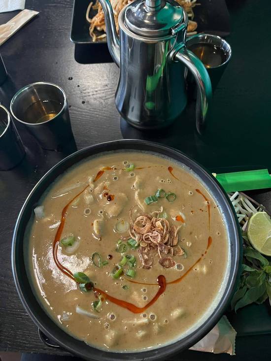 Spicy Peanut Noodle Soup with Chicken ( Phở Gà Với Súp Đậu Phộng Cay)
