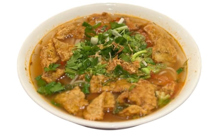 Bún chả cá súp chua cay/ Hot and sour Vermicelli noodle soup with fish patty