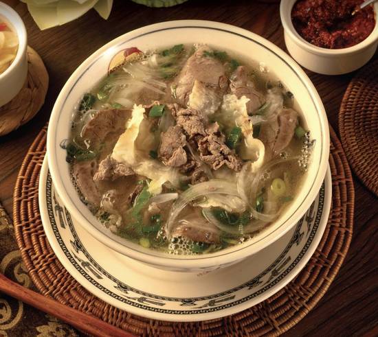 Phở tái, nạm ( rare beef and slight fat beef noodle soup)