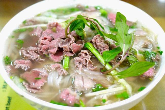 Phở tái ( rare beef noodle soup)