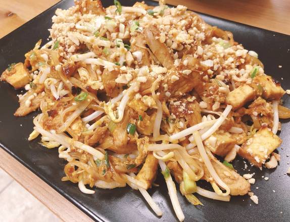 Chicken Pad Thai ( Phở Xào Gà Kiểu Thái)