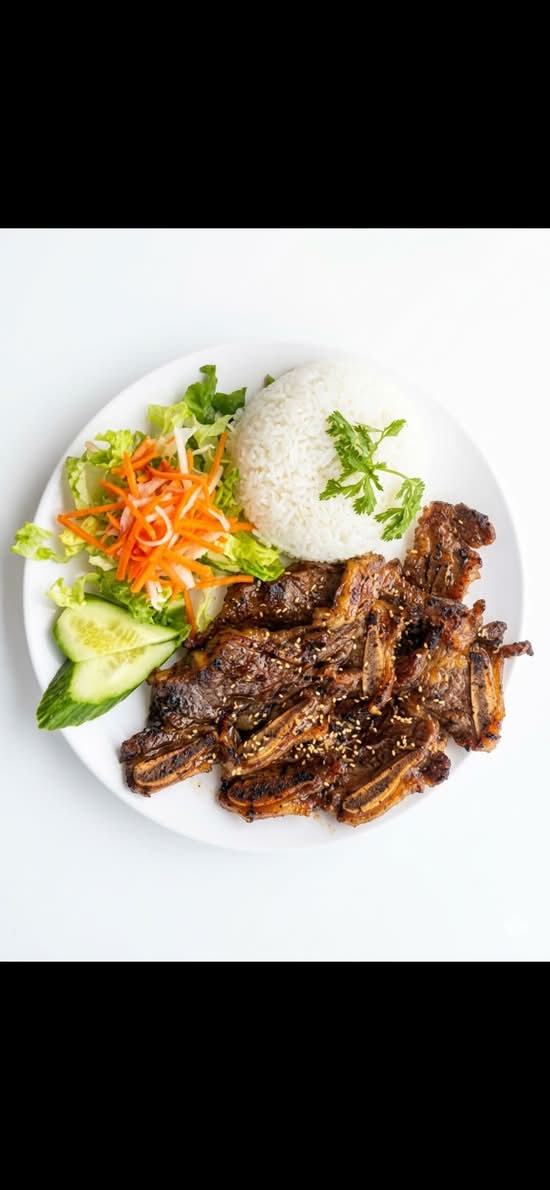 Grill beef ribs on rice with veggies