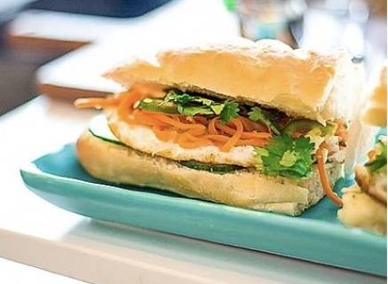 Petit Déjeuner - Fried Eggs Banh Mi