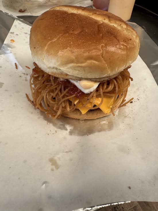 Noodle tikki burger