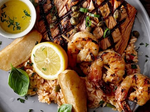 Filet de saumon et crevettes grillées / Grilled Salmon & Shrimp