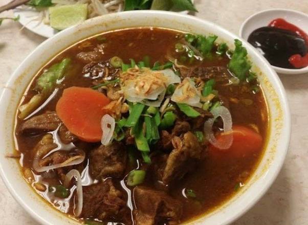 30. Beef Stew in Tomato Sauce with Noodle and Rice Noodle 牛腩粉麵