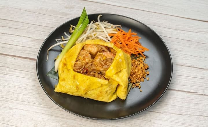 M5. Pad Thai with Shrimp Wrapped in Egg