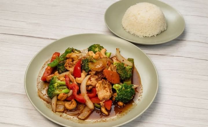 M11. Chicken Cashew Stir Fry on RICE
