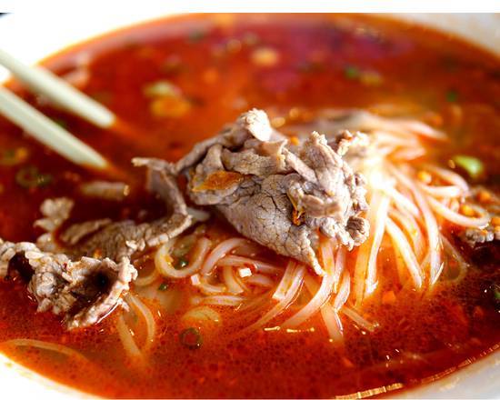 Pho tai in spicy hue soup