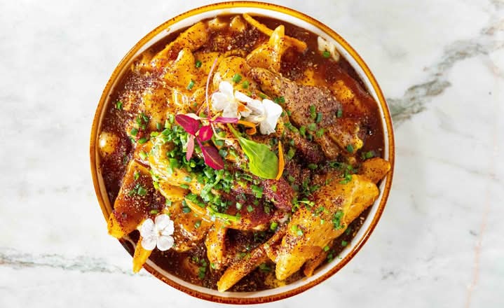 Poutine avec poulet grillé