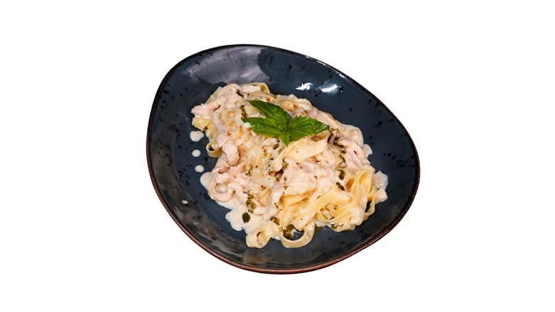 CHICKEN FETTUCCINE ALFREDO