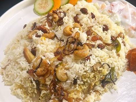 Malabar GOAT DUM Biriyani (MUTTON) (MEAL for 1 - 32 OZ Packing) – Made in Jeerakasala rice garnished with Ghee roasted cashew and Raisin– Served with Salad, Achar & Pappadam