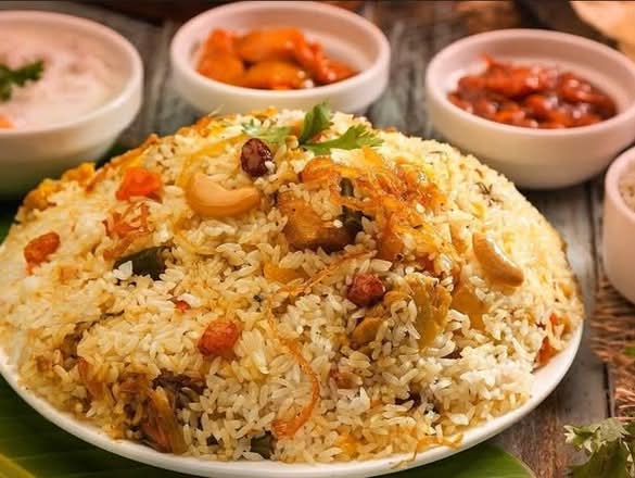 Malabar Chicken DUM Biriyani (MEAL for 1 - 58 OZ Packing -2 PCS Chicken) – Made in Jeerakasala rice garnished with Ghee roasted cashew and Raisin– Served with Salad, Achar & Pappadam