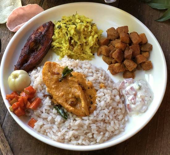 NAADAN UCHA OONU - Matta Rice + Beef fry + Fish Fry + Mezhkkuvaratti / Thoran + Tenga Chammandi + Curry of the day + Achar + Pappadam