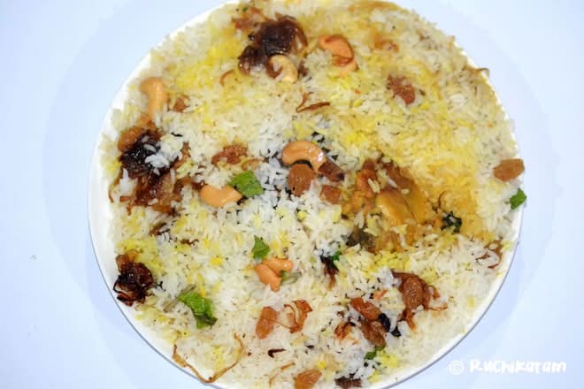 Talassery Chicken DUM Biriyani (MEAL for 1 - 28 OZ Packing - 2 PCS Fried Chicken) – Made in Jeerakasala rice garnished with Ghee roasted cashew and Raisin– Served with Salad, Achar & Pappadam