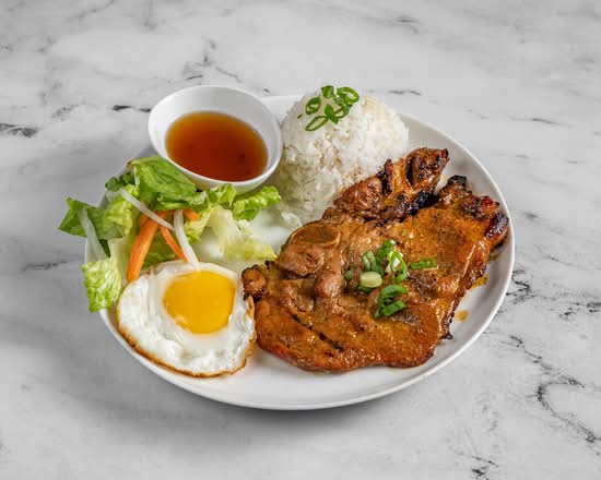 C13. Riz au Porc grillé et Œufs au plat | Grilled Pork with Rice & Fried Eggs | Cơm sườn nướng trứng ốp la
