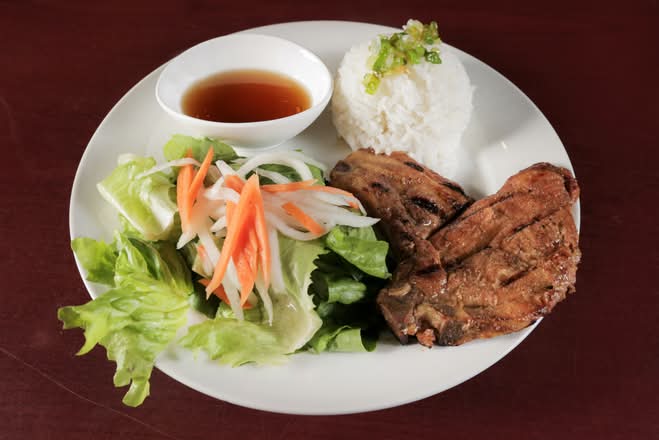 C10. Riz aux travers de Porc grillés | Rice with Grilled Pork Ribs | Cơm sườn nướng