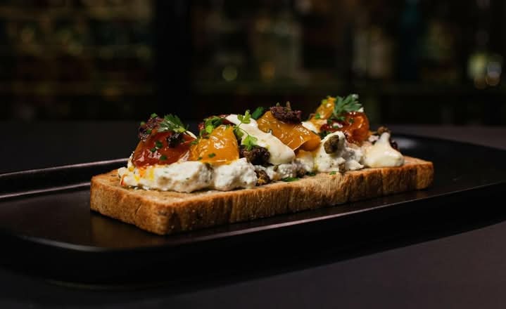TARTINE RICOTTA ET TOMATES CONFITES (FRITES ET SALADE)