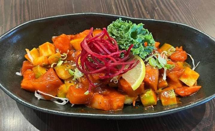 Spicy salmon sashimi