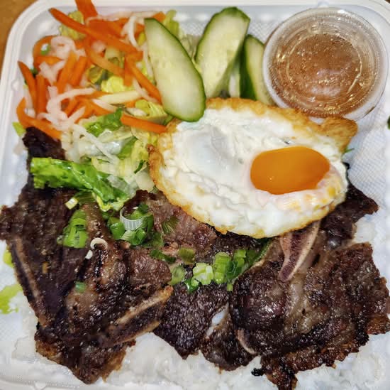 Com Bo Nuong Trung Op La