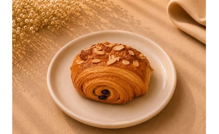 Chocolate Almond Croissant / Croissant au chocolat et aux amandes