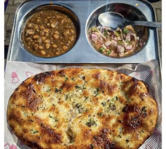 Onion Kulcha with chole