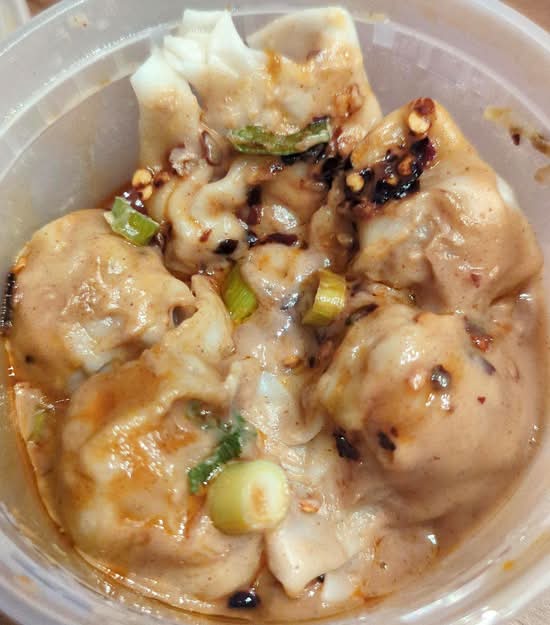 Wonton frit avec sauce au beurre d'arachides / Wonton in Hot Peanut Butter Sauce