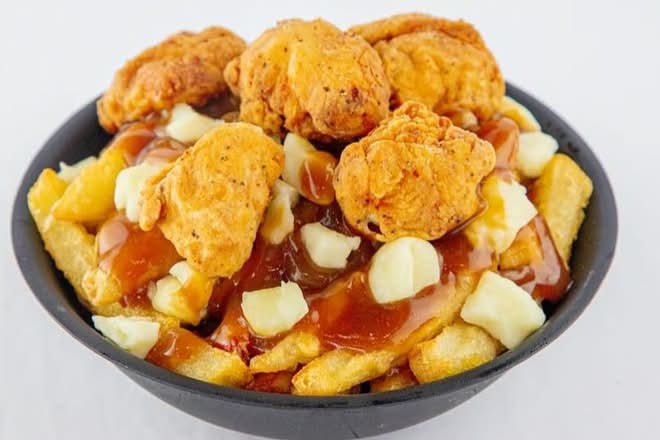 Grande Poutine Au Poulet / Large Chicken Poutine