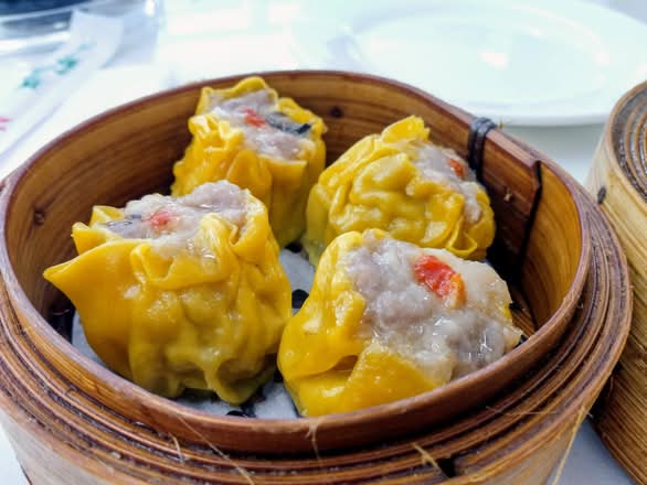 Boulettes de Porc et Crevette à la Vapeur (Steamed Shrimp and Pork Dumplings) 烧卖 (4 pieces)