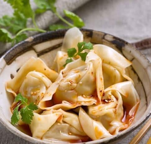 Raviolis Chinois à la Sauce d'Arachides (Dumpling with Peanut Butter Sauce) 抄手 (8 pieces)