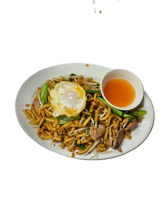 A42. Nouilles De Riz Sautées Avec boeuf, Broccoli Chinois et Un Œuf / Rice Noodles with Beef and chinese broccoli with one Egg