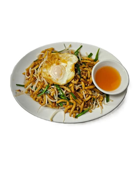 42. Nouilles De Riz Sautées Avec Un Œuf Frit / Rice Noodles with An Fried Egg