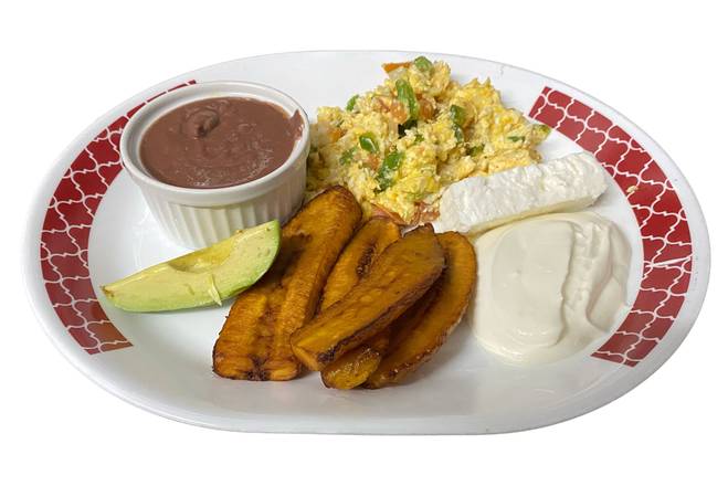 Desayuno tipico breakfast  huevo/queso/crema/frijoles/aguacate/platanos/tortilla