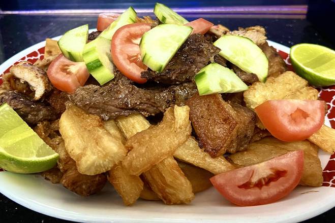 PLATO DE BOCA /pollo/carne/chicharron/yuca frita/tortilla frita/pepino/tomate