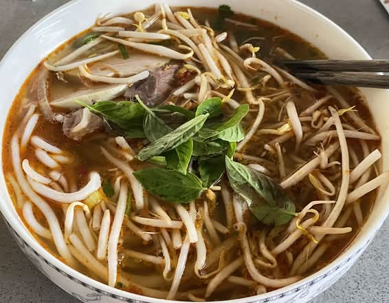 212S. Hue Spicy Vermicelli Soup (Bun Bo Hue)