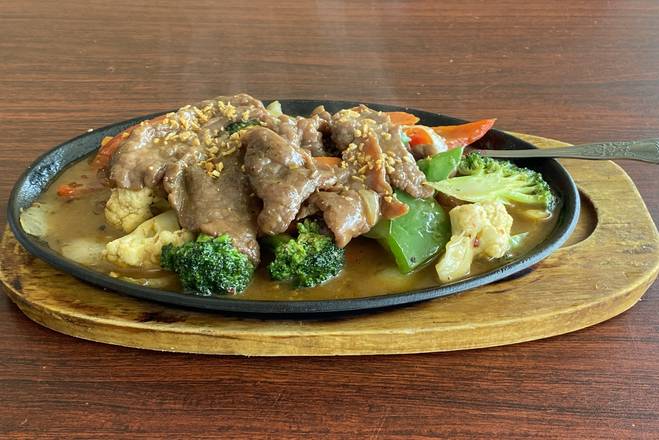 Sizzling Spicy Satay Beef and Onion (Bò Xào Sa Tế Vỉ Sắt)