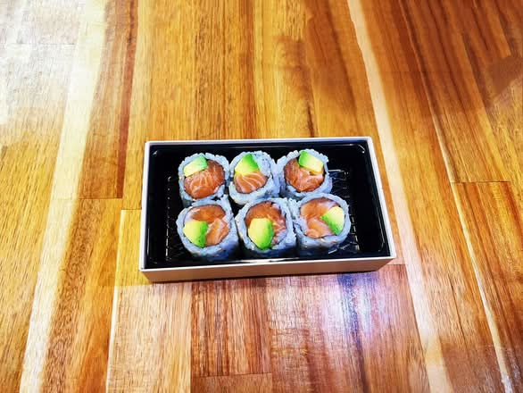 Salmon Avocado Roll (6 pcs)