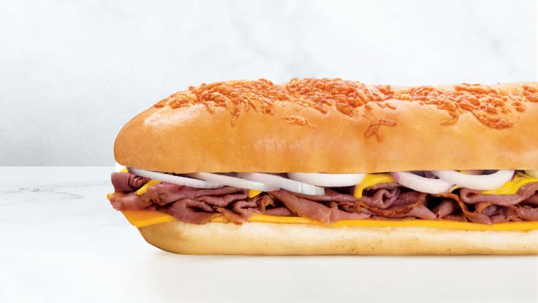 Large Roast Beef & Cheddar Sub / Grand sandwich au rosbif et au cheddar