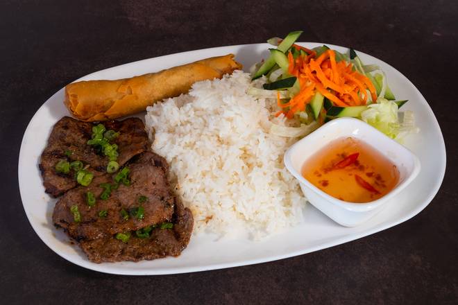 C4 Grilled Steak Slices, Fried Roll (Com Bo Nuong Cha Gio) (香茅燒牛肉, 春卷飯)