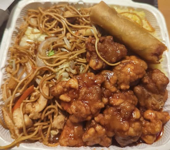 ✅B 👉(Chicken Chow Mein ,  Egg Fried Rice, Sweet & Sour Pork,  Veggie Spring Roll )